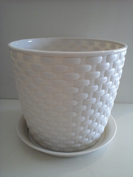 картинка Кашпо Ротанг 21 белый 4,7л М пласт М3083 магазин Одежда+ являющийся официальным дистрибьютором в России 